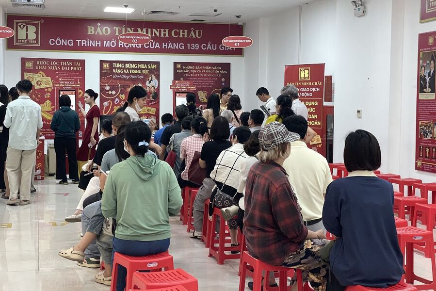 Số lượng người chờ mua vào vàng nhẫn tròn trơn giảm so với những ngày trước đó. Ảnh: Hạ Linh