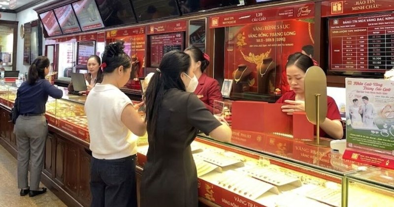 Giá vàng tăng mạnh, người dân tranh thủ bán chốt lời