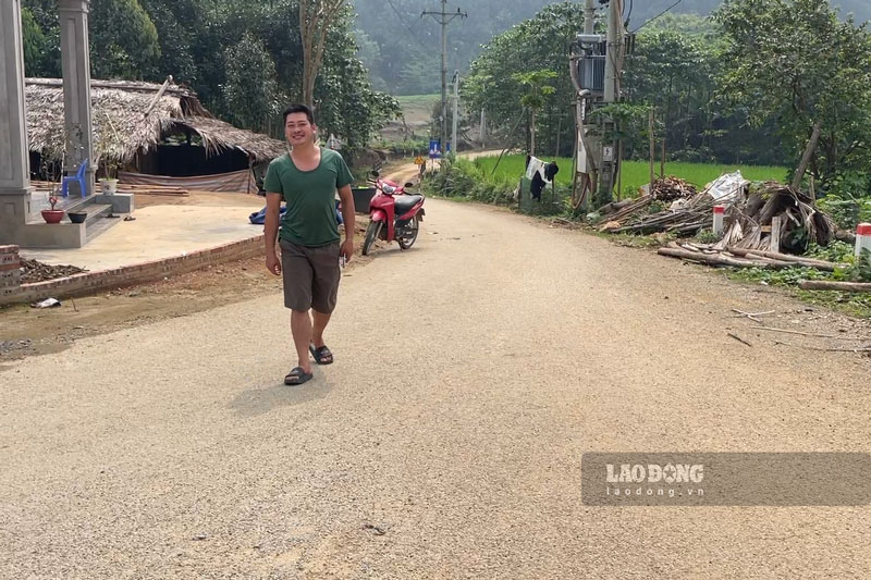 Người dân hưởng ứng việc hiến đất mở đường, giúp giao thông đi lại thuận tiện hơn. Ảnh: Đinh Đại