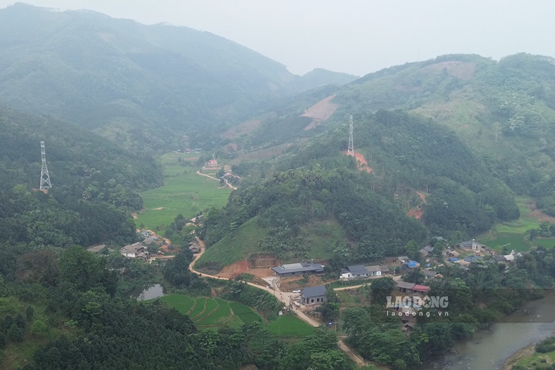 The road connecting Bao Thang - Tang Loong was put into use thanks to people agreeing to donate land. Photo: Dinh Dai
