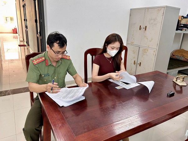 Phu Tho Police receive enrollment applications. Photo: Phu Tho Police
