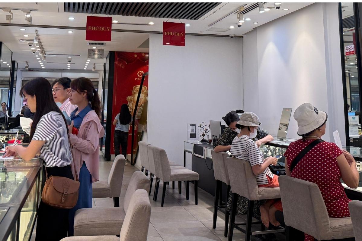 Gần đây, bạc miếng và bạc thỏi trở thành mặt hàng được nhiều người tìm mua. Ảnh: Phương Anh