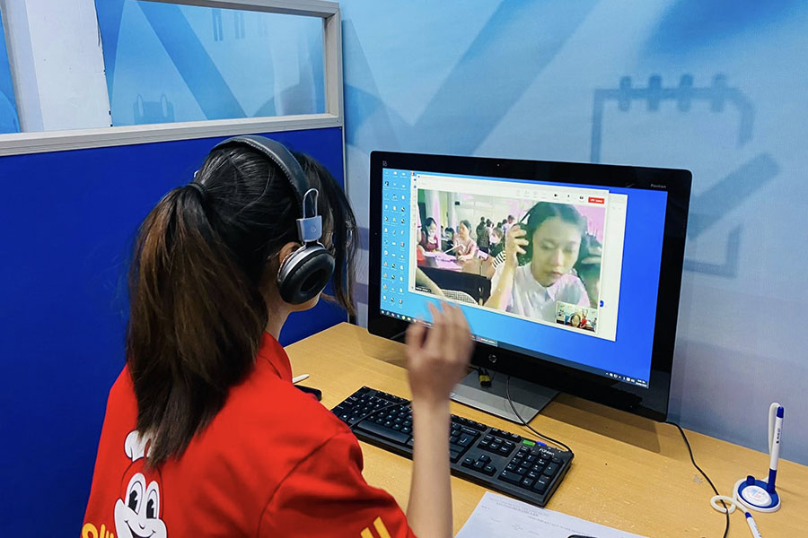 Workers will have an additional official job search channel from 14. 4. Photo: Hanoi Employment Service Center