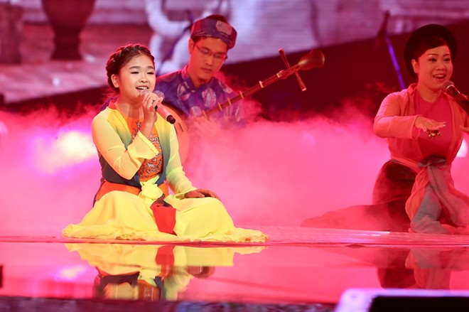 Nguyen Thien Nhan performed Co Doi Thuong Thousand at the final of The Voice Kids 2014. Photo: Cut from video
