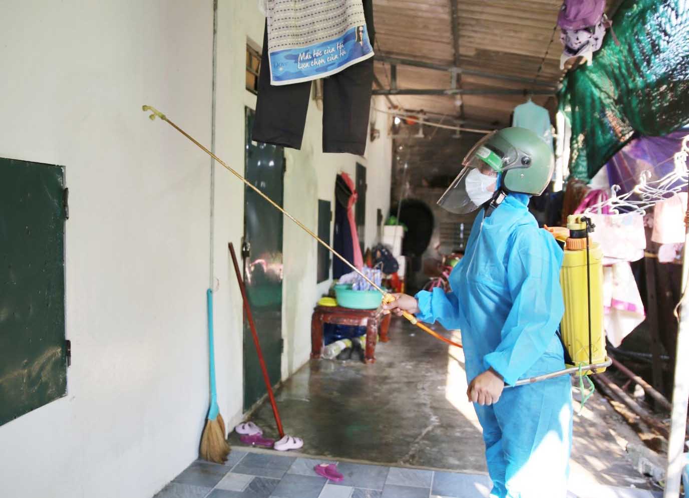 Spraying insecticide to prevent dengue fever. Photo: Nhat Thang