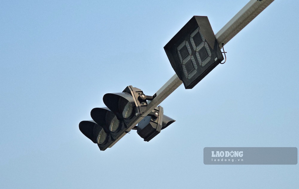 4 trụ đèn tín hiệu ở bốn hướng đều tắt ngúm, không có dấu hiệu hoạt động trong thời gian dài. Ảnh: Nguyễn Luân