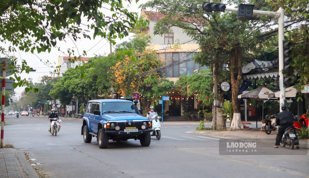 Đèn tín hiệu giao thông ở ngã tư Trần Quang Khải - Hai Bà Trưng đã không hoạt động cả 4 hướng. Ảnh: Nguyễn Luân