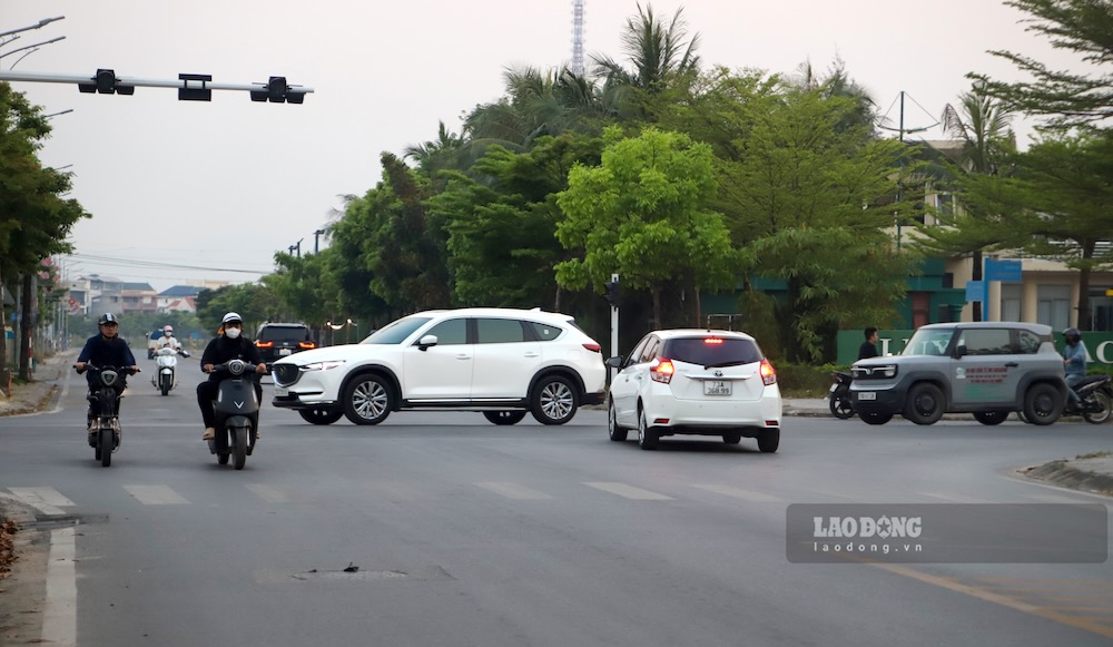 Thiếu đèn tín hiệu điều tiết, giao thông ở ngã tư Trần Quang Khải - Lý Nam Đế bị ảnh hưởng. Ảnh: Nguyễn Luân