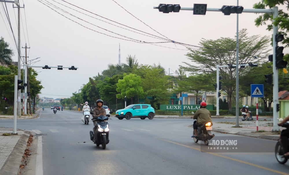 Many traffic light poles in Dong Hoi ward have not been operating for many days but have not been repaired. People petition for early remediation to ensure traffic safety. Photo: Nguyen Luan