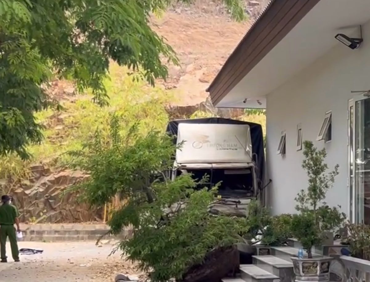 Xe tải lao xuống vực núi, tông vào căn nhà của một công ty ở chân núi rồi dừng lại. Ảnh: Duy Tuấn 