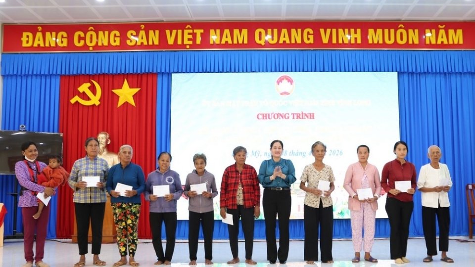 Trao quà Tết Chôl Chnăm Thmây góp phần động viên đồng bào Khmer vui Tết đầm ấm. Ảnh: Hoàng Lộc