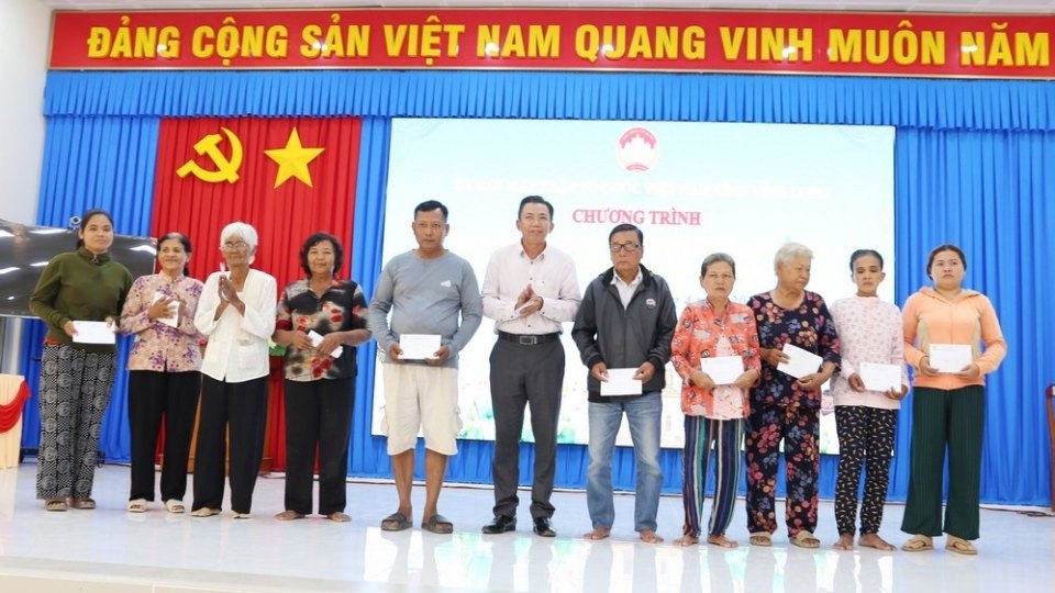 Leaders of the Provincial Fatherland Front Committee present gifts to Khmer people to celebrate a warm Tet. Photo: Hoang Loc