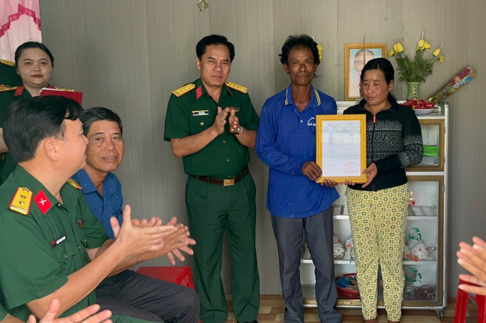 An Giang Provincial Military Command handed over the Great Unity house to Mr. Danh Ren. Photo: Phuong Vu