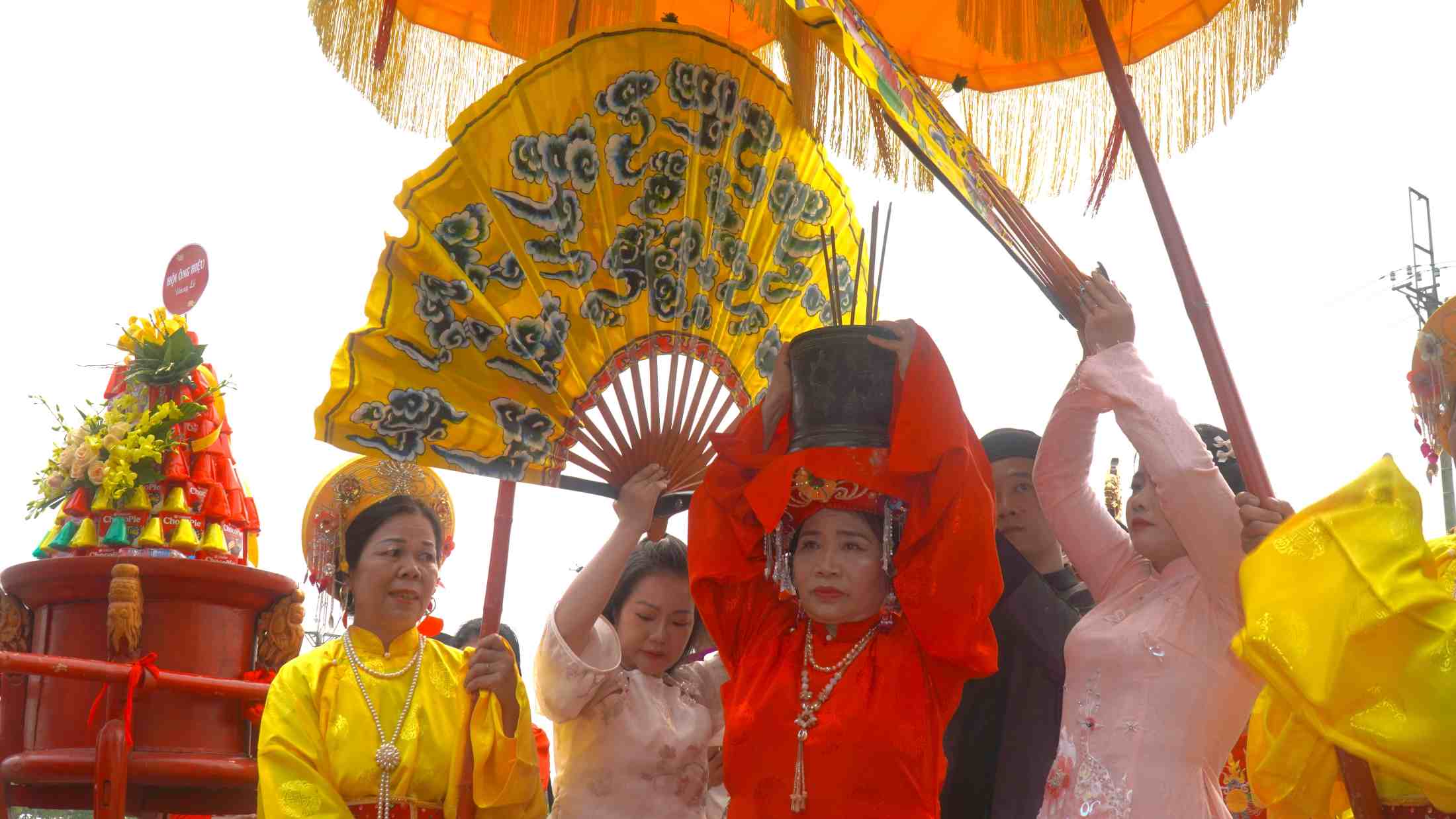 Nghi lễ rước Mẫu lên kiệu bát cống. Các đoàn rước xuất phát từ chùa của từng thôn, hội tụ về Đền Mẫu, sau đó tổ chức rước trang nghiêm xuống khu vườn cà Cố Viên - nơi gắn với sự tích Thánh Mẫu thụ thai và sinh ra Thánh Gióng. 