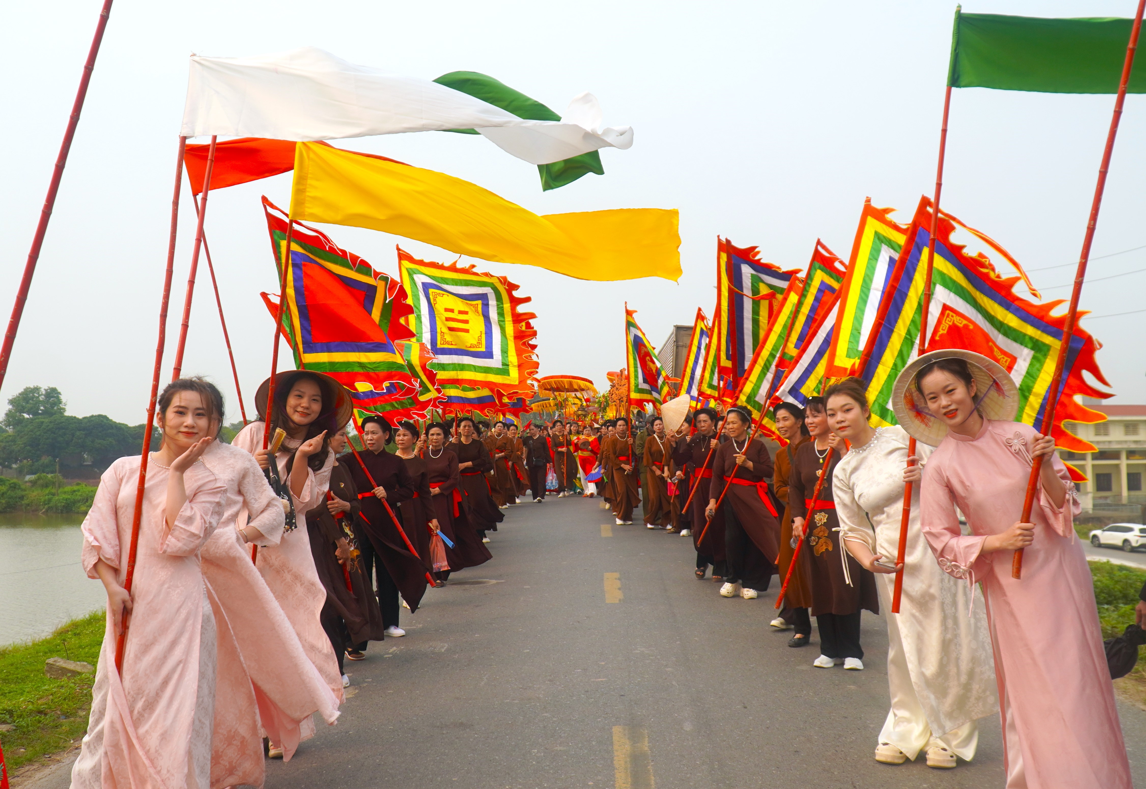  Đoàn rước bao gồm đội cờ, đội lễ từ các chùa và lễ của các “ông hiệu“, những nhân vật trung tâm trong Lễ hội Gióng, hóa thân thành Thánh Gióng và các tướng lĩnh đánh giặc.