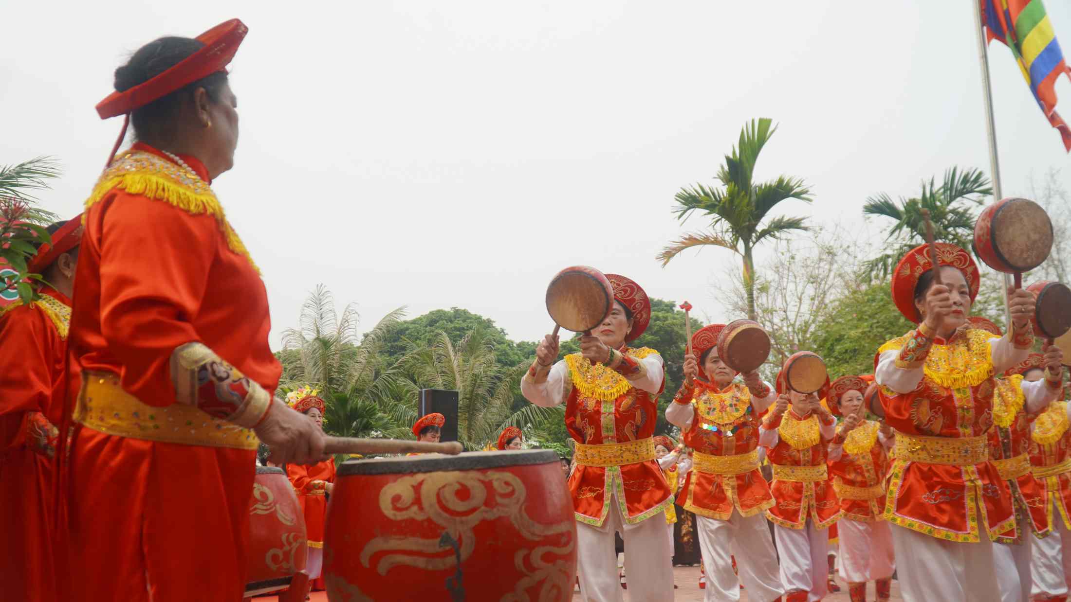 Biểu diễn trống trước khi rước Mẫu. 