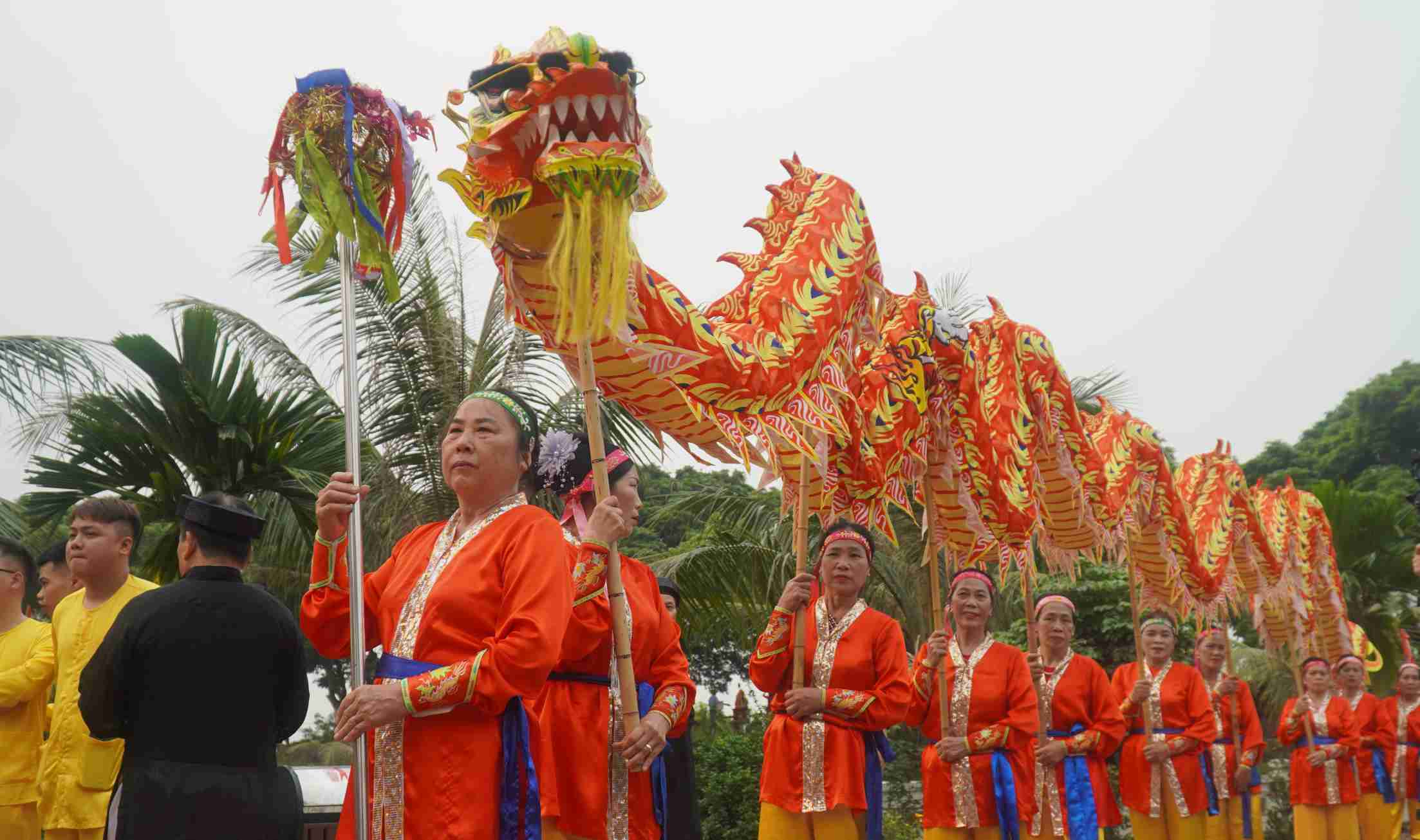 Đoàn rước rồng giữ vị trí dẫn đầu, mở đường cho toàn bộ đội hình rước lễ.