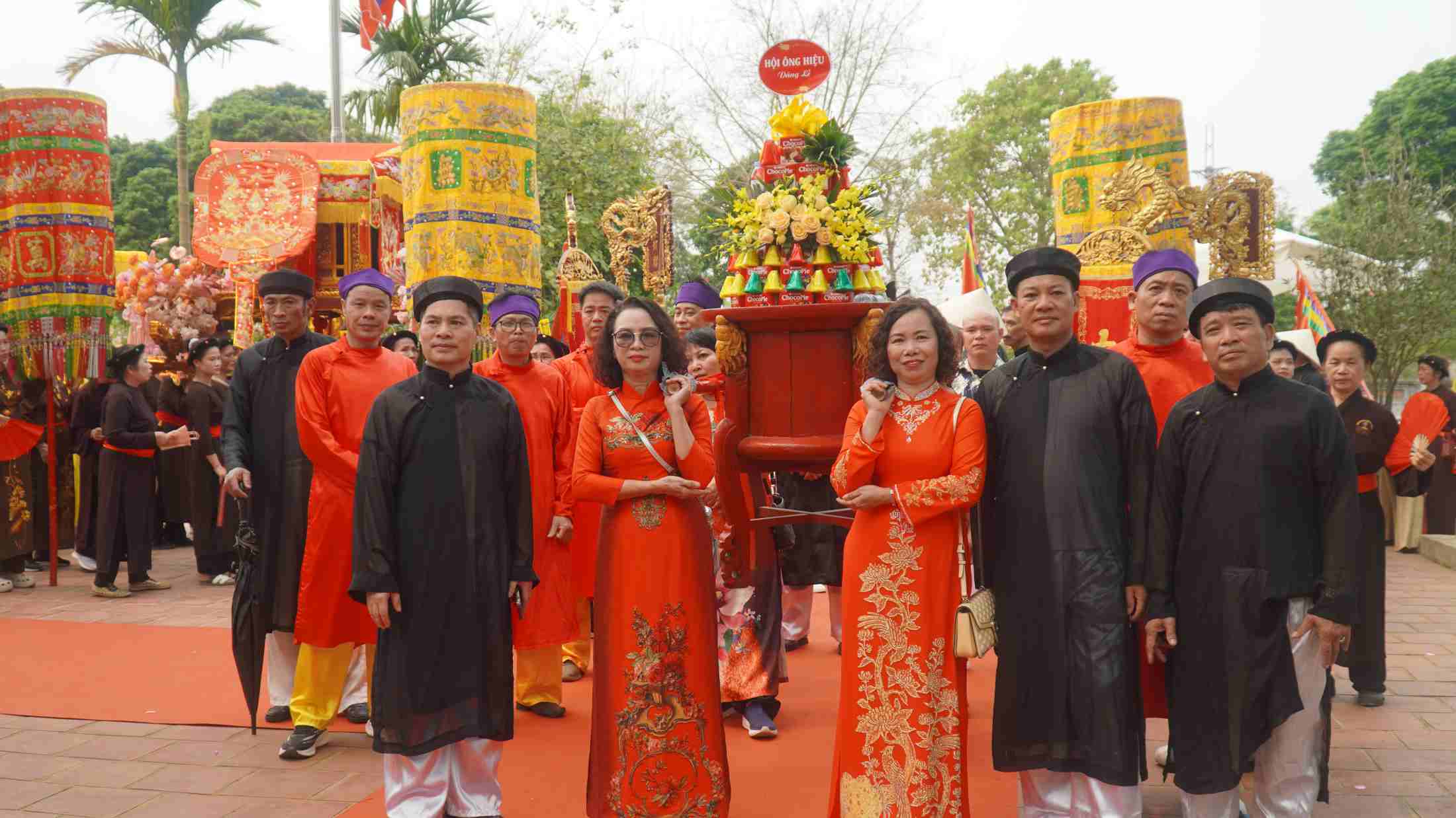 Đoàn rước trang nghiêm từ khu vườn cà Cố Viên trở về lại Đền Hạ (Đền Mẫu).