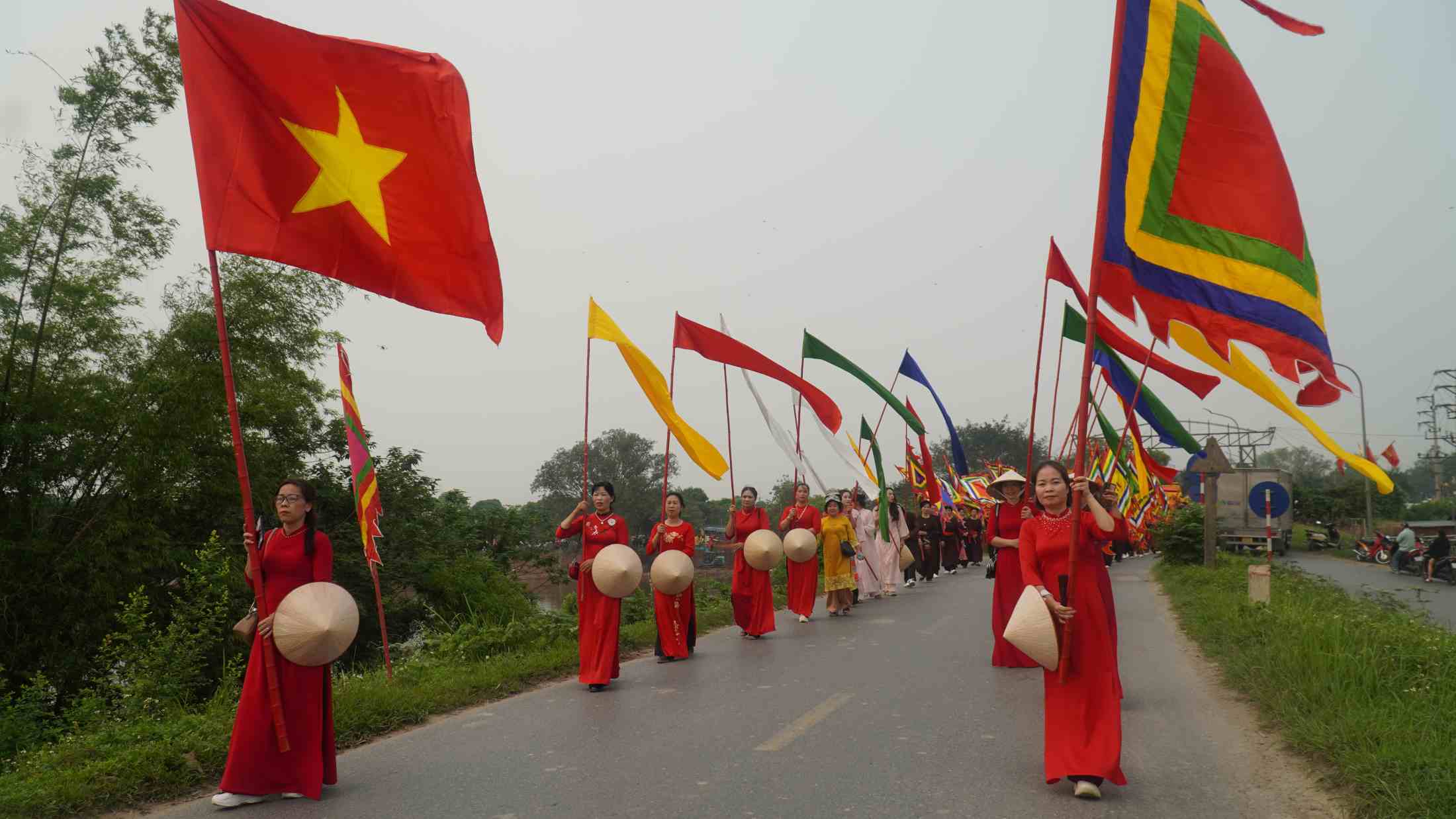 Đặc biệt, lực lượng tham gia rước chủ yếu là phụ nữ, từ khiêng kiệu, đánh trống đến cầm cờ,góp phần tôn vinh hình tượng người mẹ trong văn hóa dân gian.