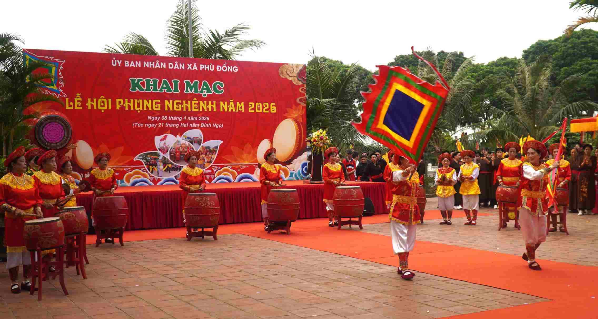 Sáng ngày 8.4 (tức ngày 21/2 năm Bính Ngọ), tại xã Phù Đổng, thành phố Hà Nội, Lễ hội Phụng Nghênh (Hội Mẫu) được tổ chức trang trọng tại Đền Mẫu  thuộc Khu di tích quốc gia đặc biệt Đền Phù Đổng.