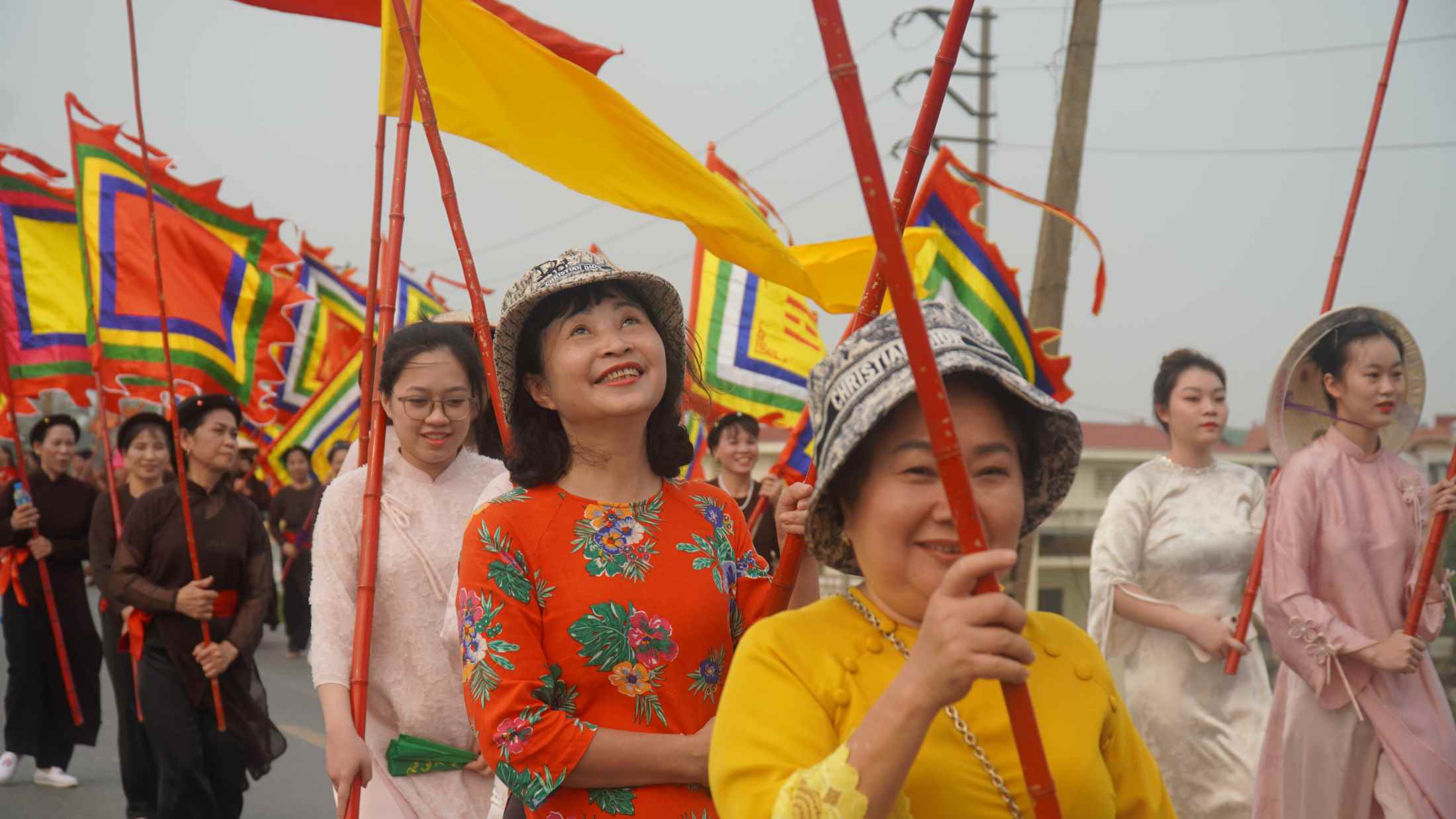 Đội rước cùng nhân dân các thôn trong xã Phù Đổng và các địa phương lân cận liên quan đến làng Phù Đổng xưa như Đổng Xuyên, Hội Xá… nô nức trẩy hội.