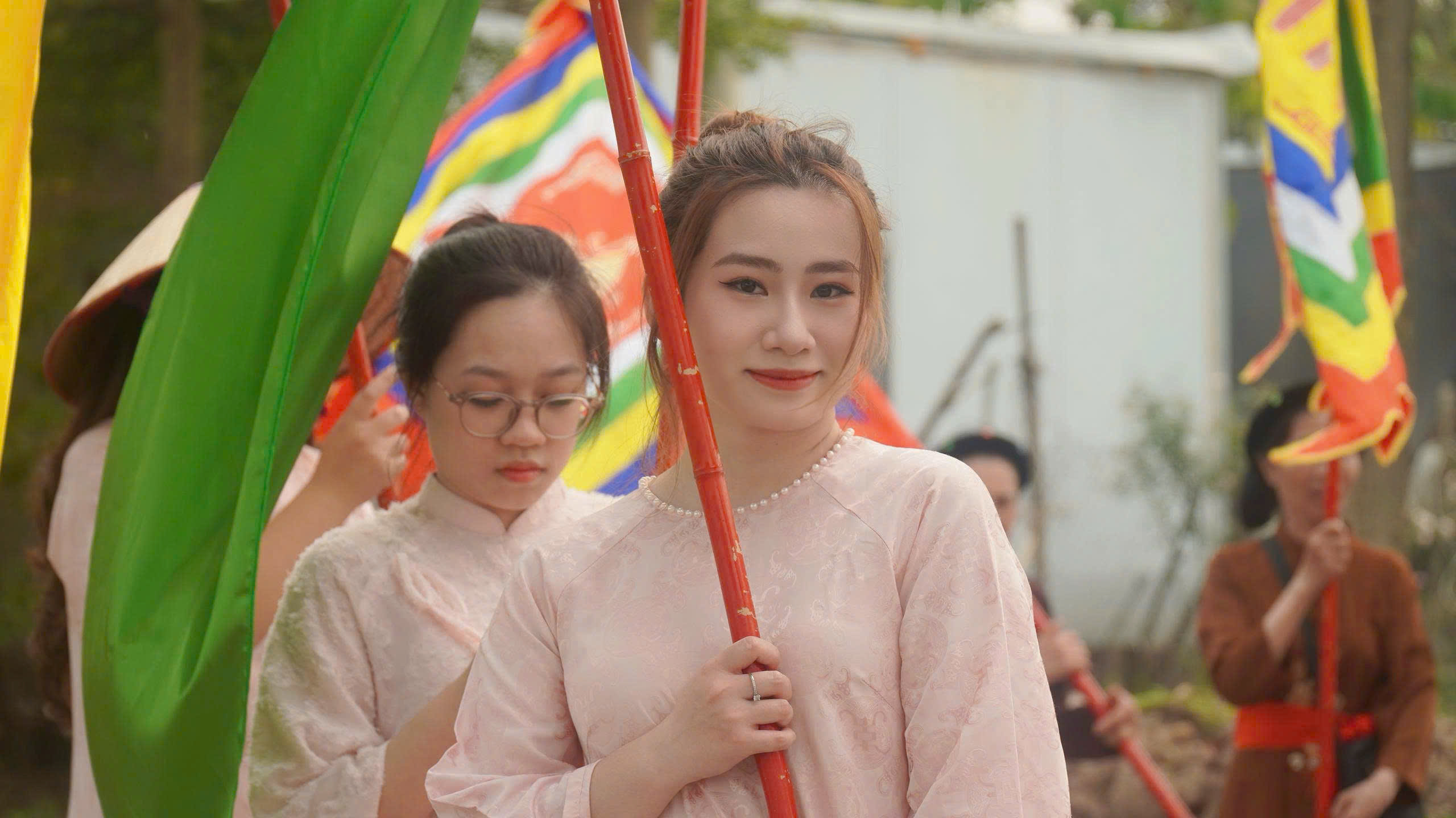 Bạn Ngọc Bính chia sẻ, đây là năm đầu tiên bạn được trực tiếp tham gia lễ hội, mang đến cảm xúc rất đặc biệt. Không chỉ cảm thấy vui và hào hứng, bạn còn thấy tự hào khi được góp mặt trong một sự kiện văn hóa truyền thống giàu ý nghĩa của quê hương, qua đó hiểu thêm và thêm trân trọng những giá trị lịch sử, tín ngưỡng được gìn giữ qua nhiều thế hệ.