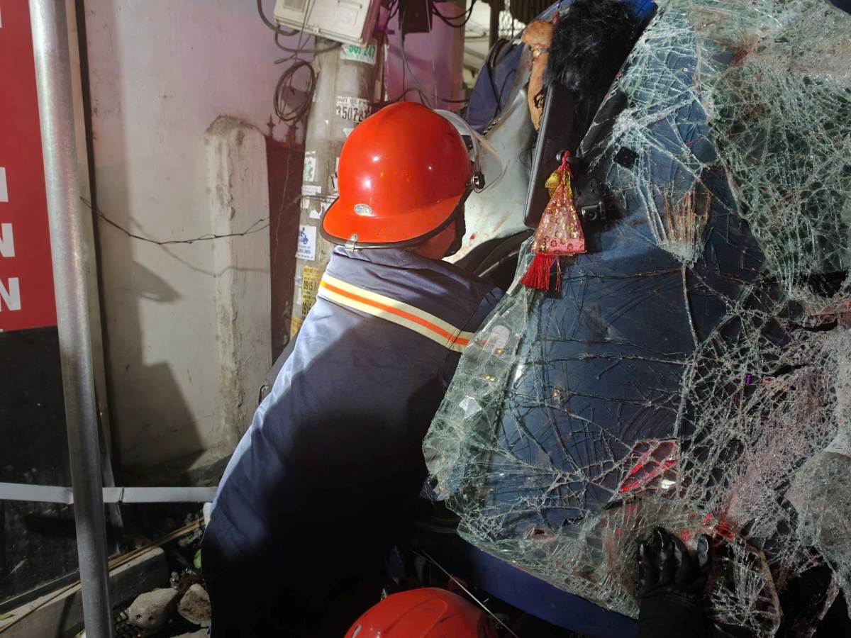 Sauvetage réussi de 2 personnes piégées dans un camion. Photo: Police de Hai Phong