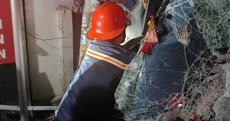 Xe tải đâm vào nhà dân ở Hải Phòng, 2 người bị thương
