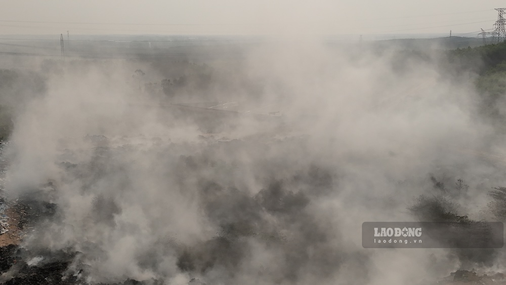 Khói ô nhiễm phát tán theo gió bay qua cao tốc Bùng - Vạn Ninh và hướng về các nhà dân ven đường Hồ Chí Minh. Ảnh: Nguyễn Luân