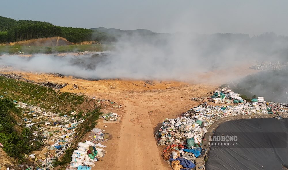 Khói và mùi hôi khét tỏa về các nhà dân cách đó khoảng 1km. Ảnh: Nguyễn Luân