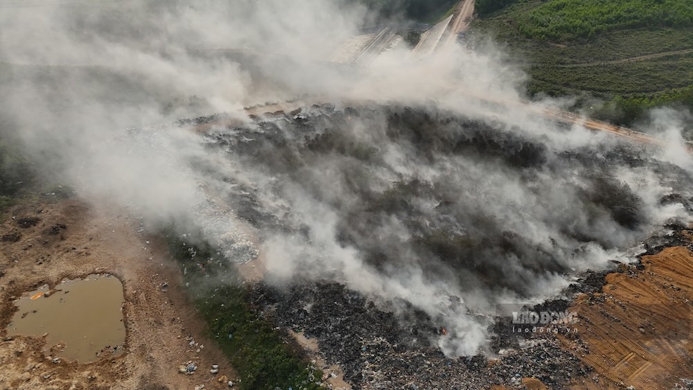 クアンチ省クアンニンコミューンの集中ゴミ捨て場が数日間燃え上がり、環境汚染を引き起こしています。写真:グエン・ルアン