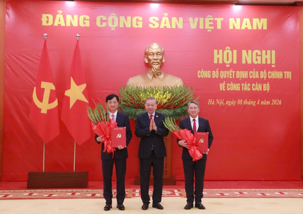 Tổng Bí thư, Chủ tịch nước Tô Lâm tặng hoa chúc mừng ông Nguyễn Hải Ninh và ông Nguyễn Duy Ngọc tại buổi lễ công bố quyết định của Bộ Chính trị về công tác cán bộ, sáng 8.4. Ảnh: Hoàng Phong 