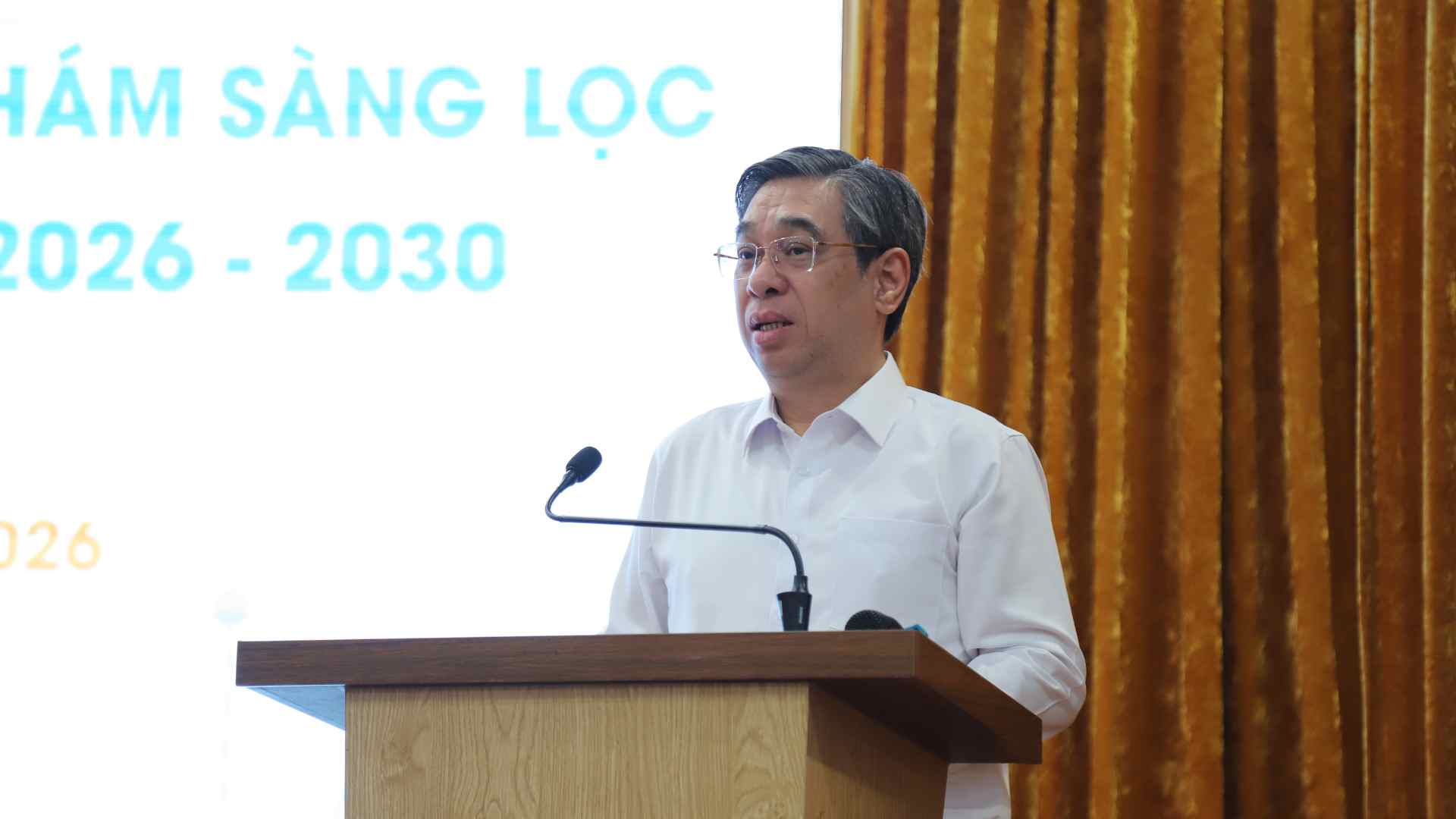 Mr. Nguyen Phuoc Loc - Member of the Party Central Committee, Deputy Secretary of the City Party Committee, Chairman of the Vietnam Fatherland Front Committee of Ho Chi Minh City spoke at the Workshop Contributing opinions on the project to organize health check-ups and screening for city residents in the period 2026-2030. Photo: Nguyen Ly