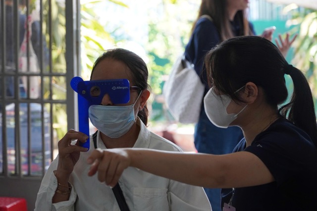 Người dân được thăm khám sức khỏe miễn phí. Ảnh: Anh Tú