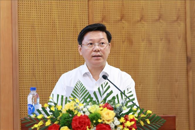 El camarada Trần Thanh Lâm, miembro del Comité Central del Partido, Subdirector del Departamento Central de Propaganda y Asuntos de Masas, pronunció un discurso dirigiendo la conferencia. Foto: Phương Hoa/TTXVN