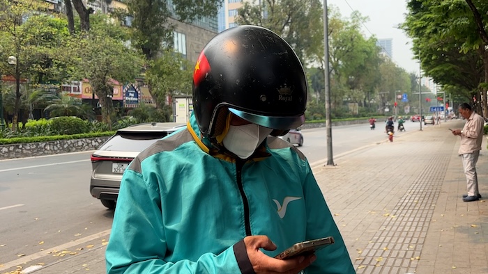 First heat of the season, outdoor workers proactively adapt to make a living