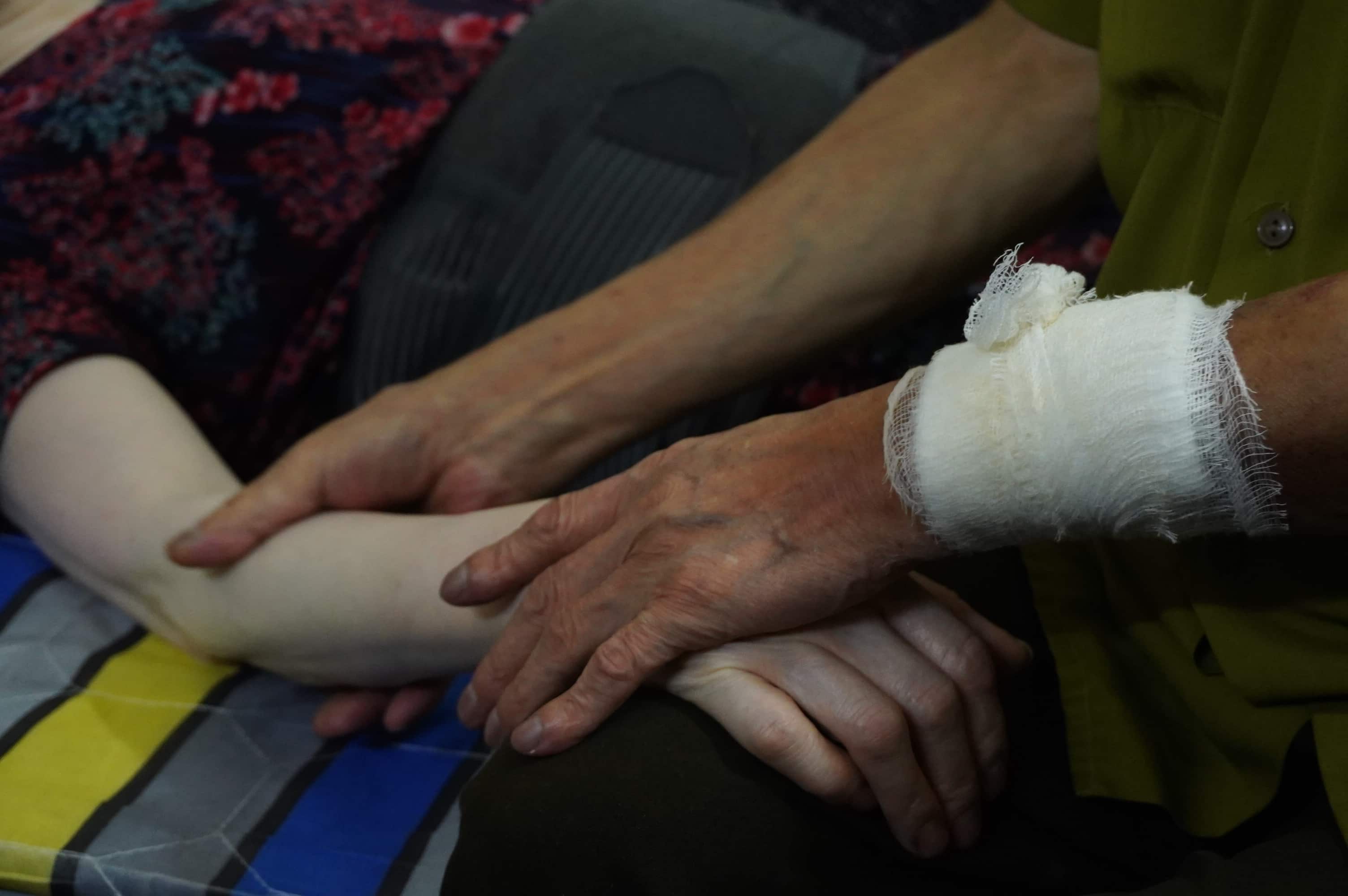 Trong bệnh tật, ông Sơn nỗ lực chăm sóc vợ sau mỗi đợt hóa trị. Ảnh: Huyền Anh