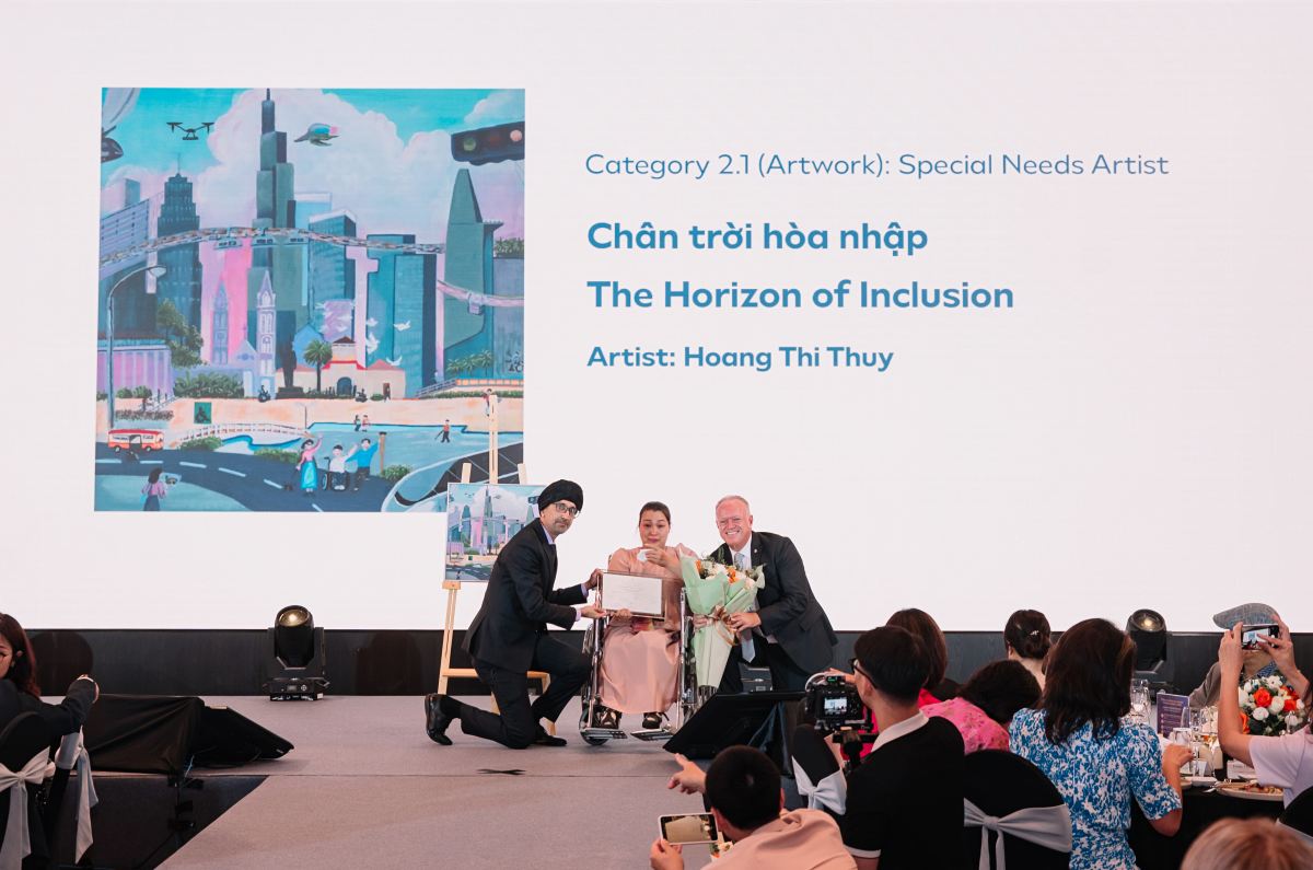 Các họa sĩ khuyết tật đạt giải thưởng tại sự kiện. Ảnh: BTC