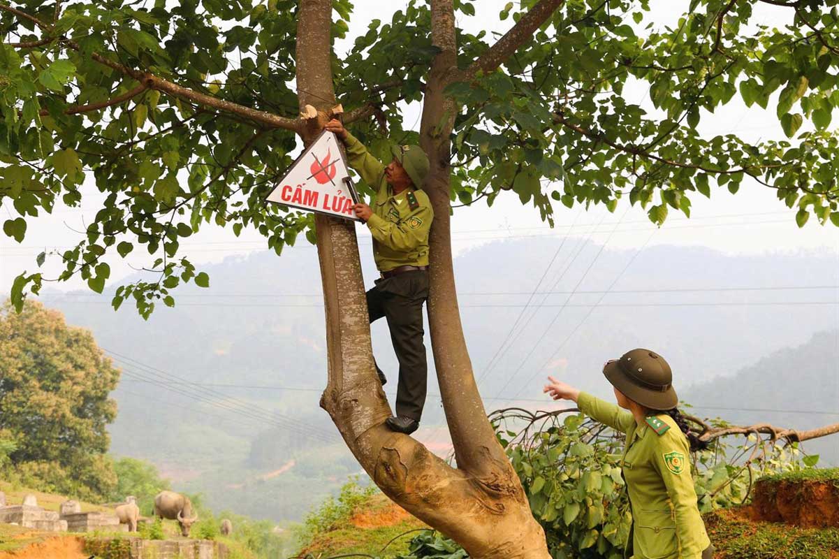 Lực lượng chức năng cắm biển cảnh báo, tăng cường phòng cháy rừng trong mùa khô. Ảnh: CTTĐT phường Nghĩa Lộ