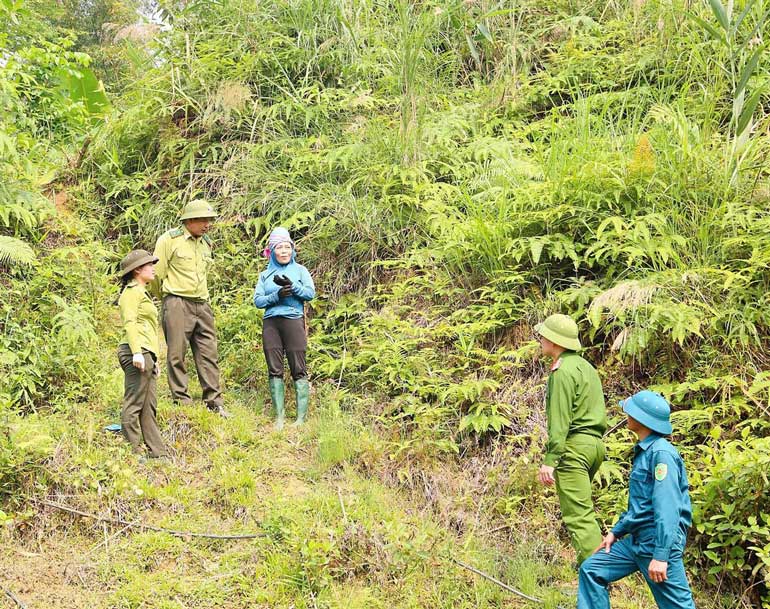 Các lực lượng chức năng đi nắm bắt, tuyên truyền về phòng chống cháy rừng. Ảnh: CTTĐT phường Nghĩa Lộ