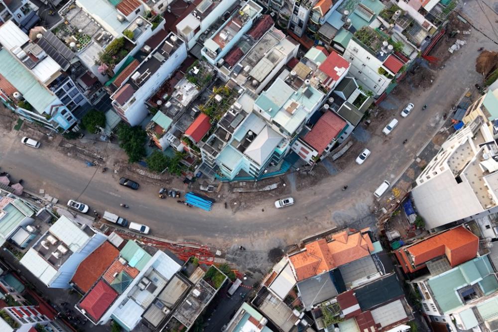 떤선 공항 바로 옆 오염된 운하가 점차 웅장한 큰 도로로 변모