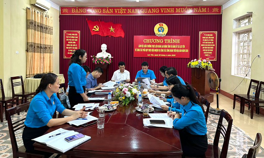 Công đoàn xã Lục Yên báo cáo kết quả hoạt động. Ảnh: Thanh Sơn 