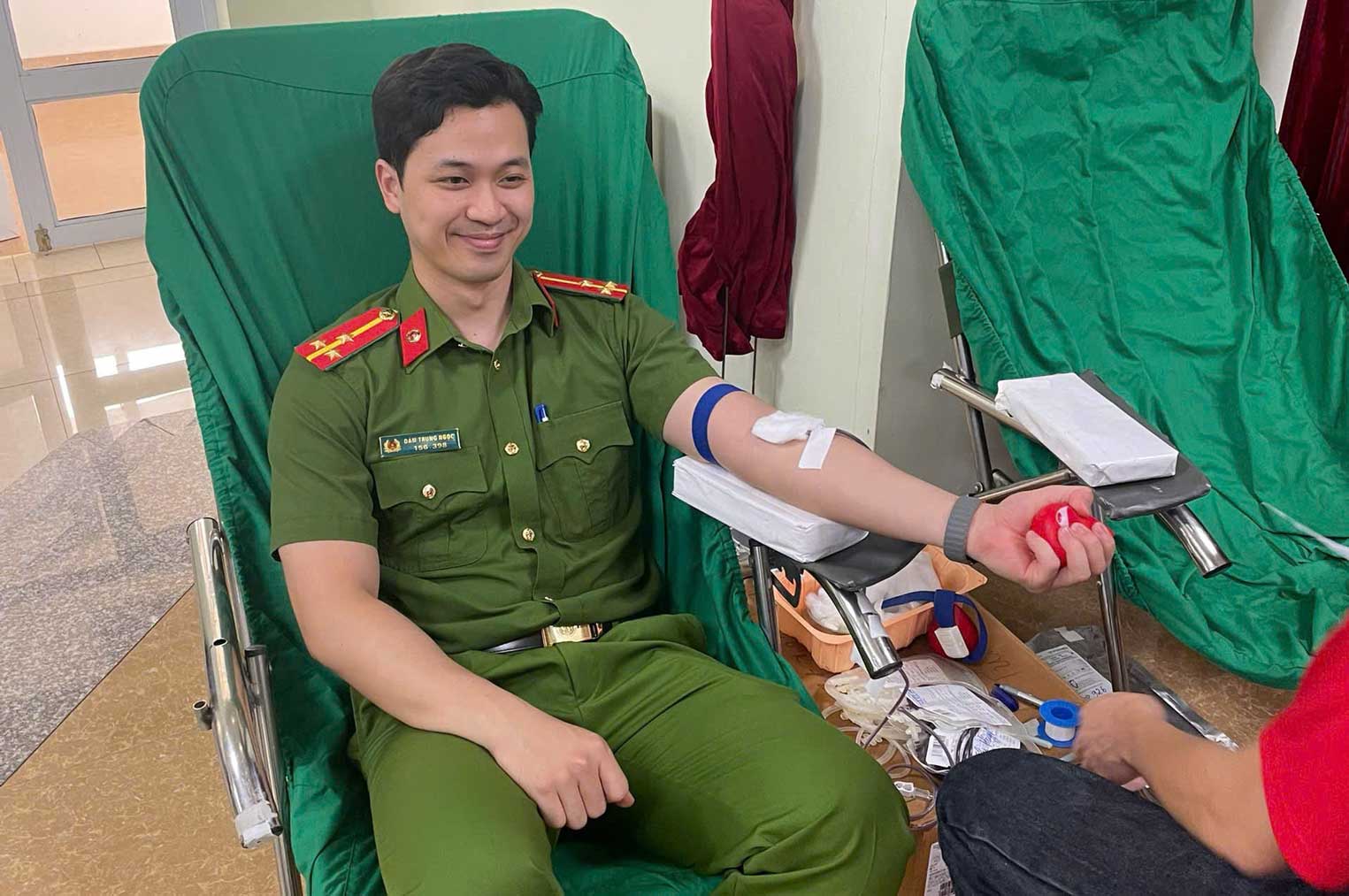 Đông đảo cán bộ, chiến sĩ hưởng ứng Ngày toàn dân hiến máu tình nguyện năm 2026.