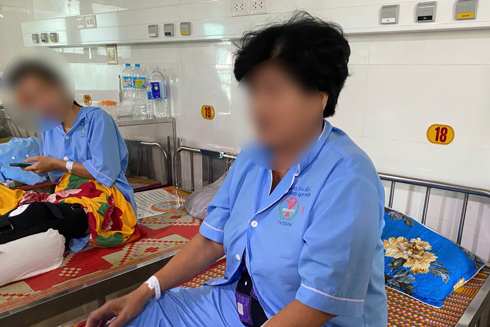 잘라이성 퀴논남동 길거리 음식점에서 노인 여성을 폭행한 남성. 사진: 타오 응옥 짬