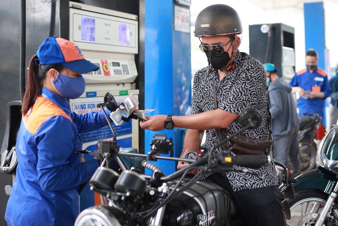 今日の価格調整セッションでは、国内のガソリン価格が一斉に下落しました。その中で、ディーゼル油0.05Sは1リットルあたり1.947ドンと最も大幅に下落しました。写真:ハイ・グエン