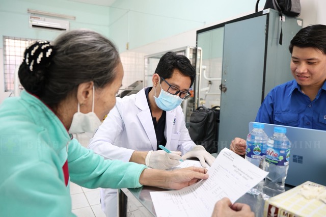 Ho Chi Minh City patients are examined and screened by doctors. Photo: Nguyen Ly