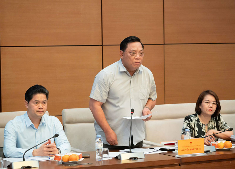 Thứ trưởng Bộ Dân tộc và Tôn giáo Nguyễn Hải Trung đọc Tờ trình dự thảo Luật Tín ngưỡng, tôn giáo (sửa đổi) tại phiên họp toàn thể lần thứ I, Quốc hội khóa XVI của Ủy ban Văn hóa và Xã hội của Quốc hội diễn ra vào tối 7.4.2026. Ảnh: V.Tôn