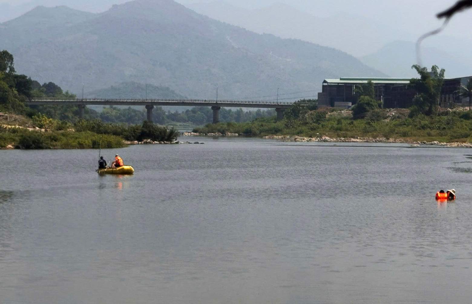 カインホア省警察消防救助警察署の幹部と兵士は、カイ川で行方不明になっている男性を捜索するために部隊と協力しています。写真:フオン・リン