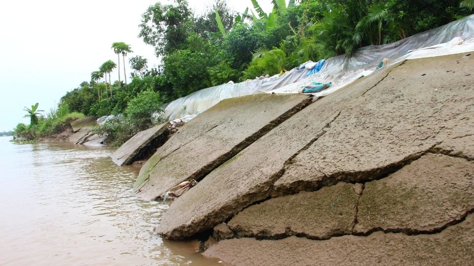 Sạt lở bờ sông tại Vĩnh Long diễn biến phức tạp trong những tháng đầu năm 2026. Ảnh: Hoàng Lộc