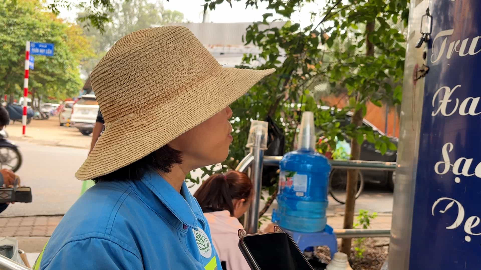 Environmental workers equip themselves with helmets to protect themselves from the sun in hot weather conditions. Photo: Huyen Anh